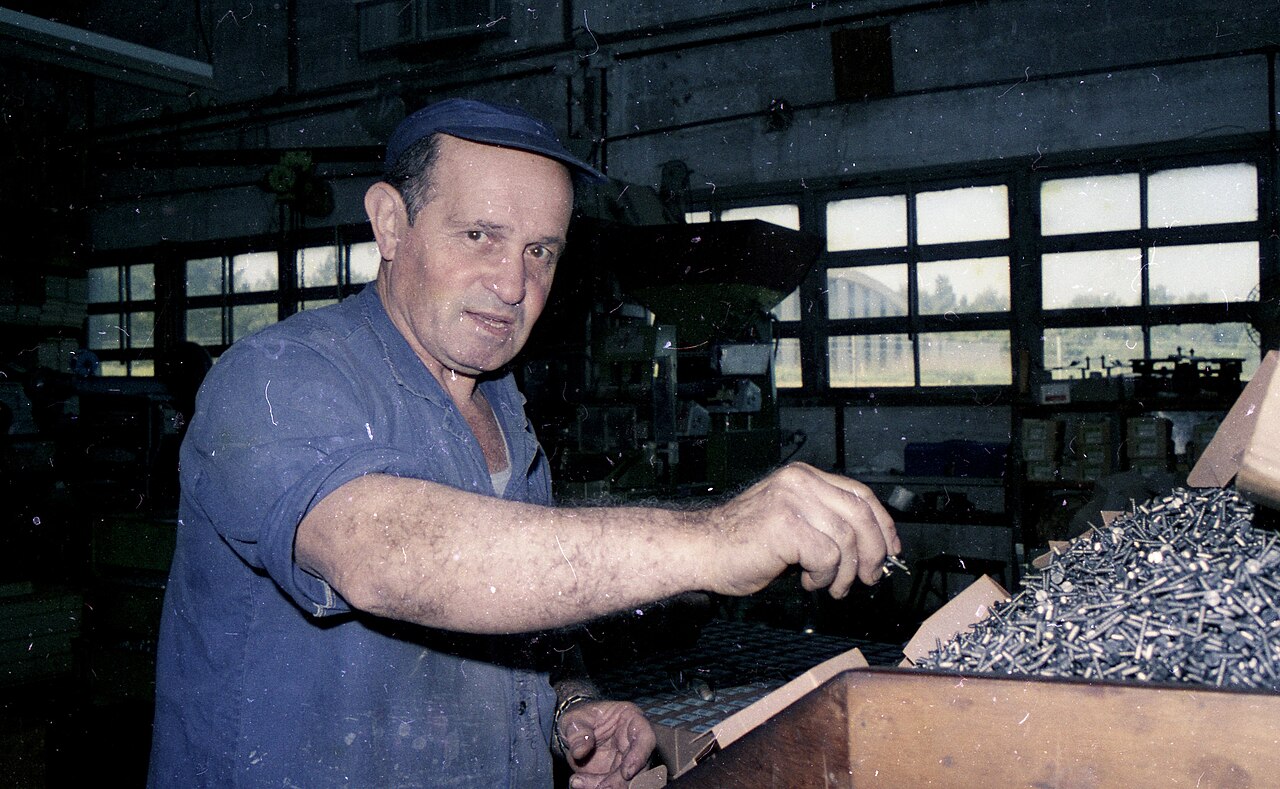 Inside a Fastener Factory: Quality Control From Wire to Packing