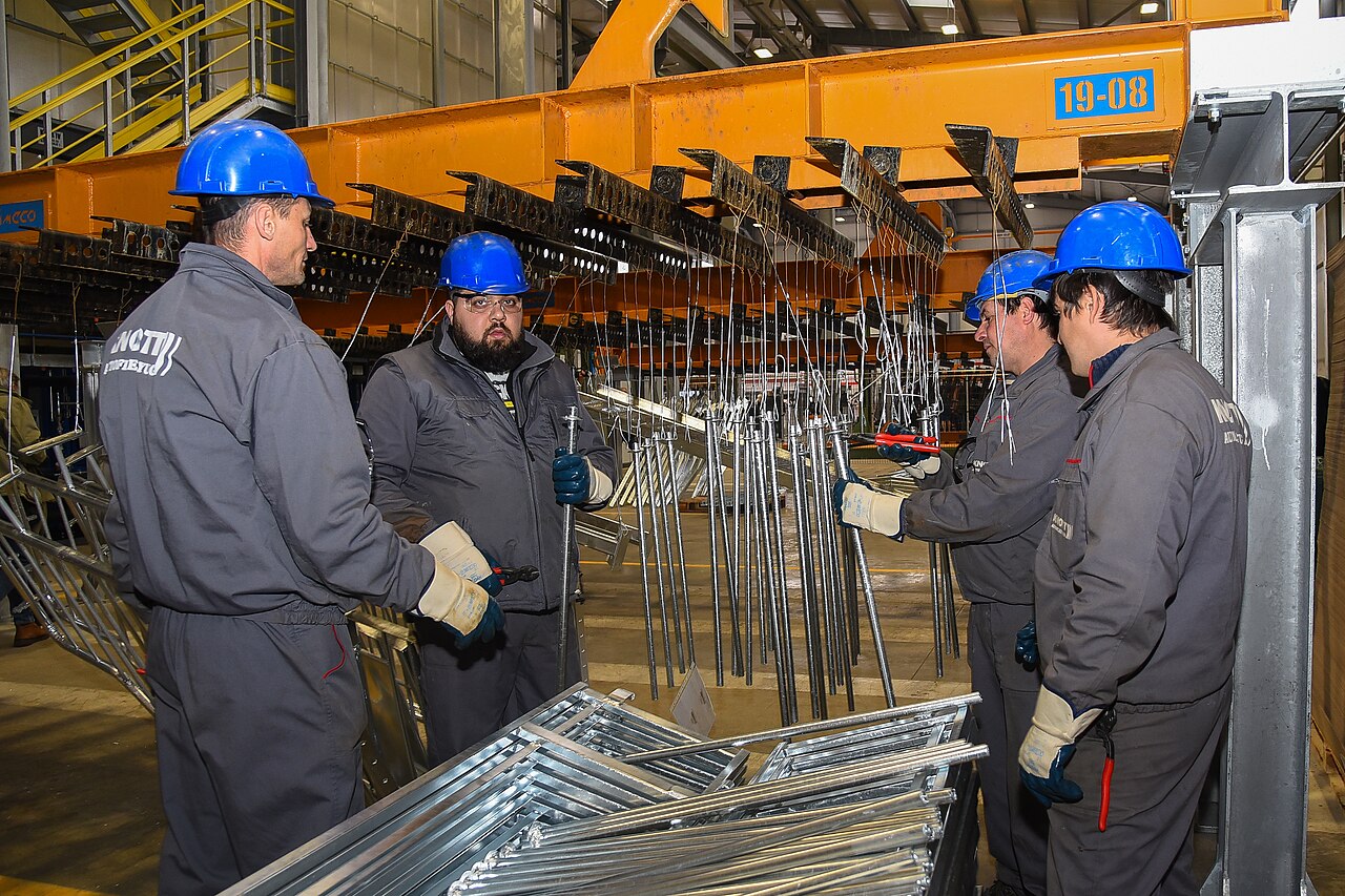 Zinc Plating vs Hot-Dip Galvanized Fasteners: Corrosion Protection Compared
